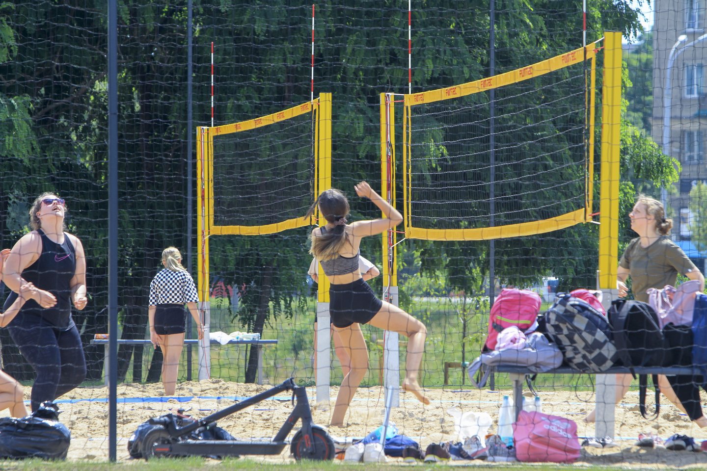 Atidarytą Baltojo tilto aikštyną užplūdo sporto išsiilgę vilniečiai.<br> V.Ščiavinsko nuotr.