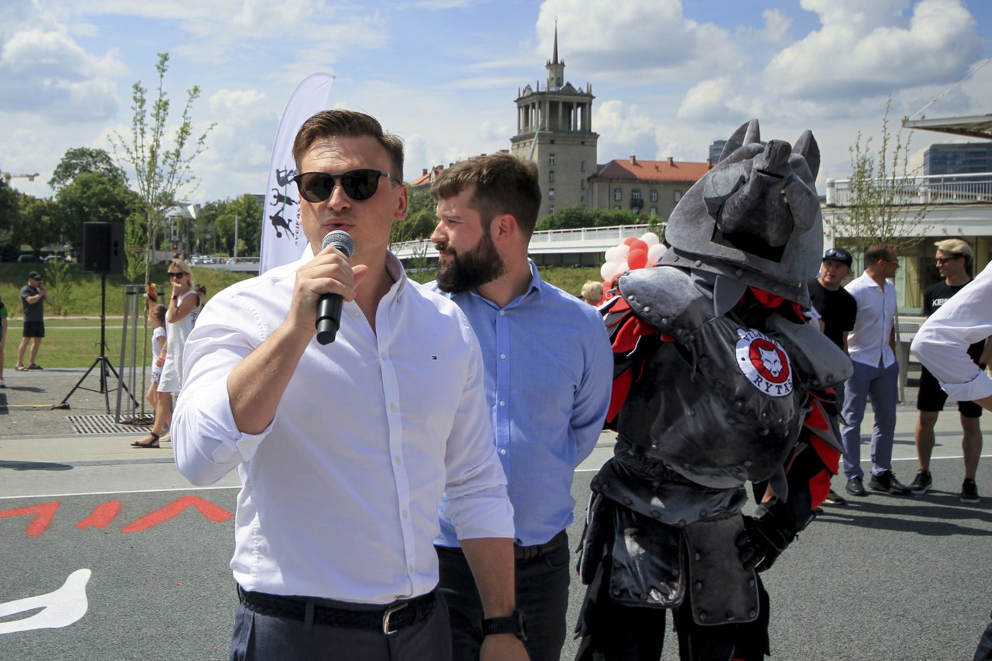 Atidarytą Baltojo tilto aikštyną užplūdo sporto išsiilgę vilniečiai.<br> V.Ščiavinsko nuotr.