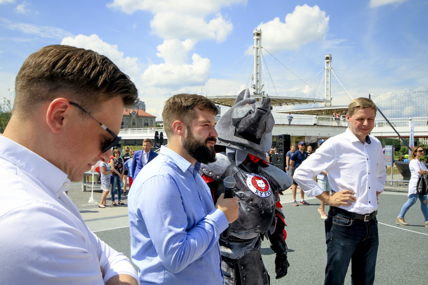 Atidarytą Baltojo tilto aikštyną užplūdo sporto išsiilgę vilniečiai.<br> V.Ščiavinsko nuotr.