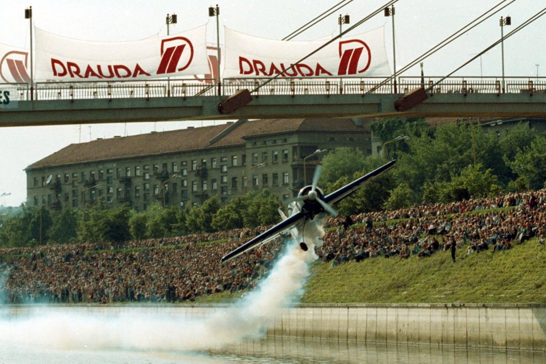 1996 m. akrobatinio skraidymo meistras Jurgis Kairys pirmą kartą pasaulyje praskrido po pėsčiųjų tiltu Kaune.<br>P.Lileikio nuotr.