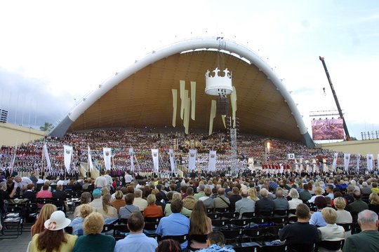 1990 m. liepos 6–8 d.Vilniuje vyko XIII tautinė Lietuvos dainų šventė. Daugeliui užsienio lietuvių ansamblių Sovietų sąjunga neleido atvykti į Lietuvą. Šventė iš viso sulaukė daugiau kaip 31 tūkst. dalyvių.<br>P.Lileikio nuotr.