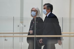 Prancūzijos ekspremjeras F. Fillonas ir jo žmona pripažinti kaltais dėl fiktyvaus darbo