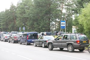 Prie „Regitros“ – milžiniškos automobilių eilės: suskubo išvengti naujojo mokesčio
