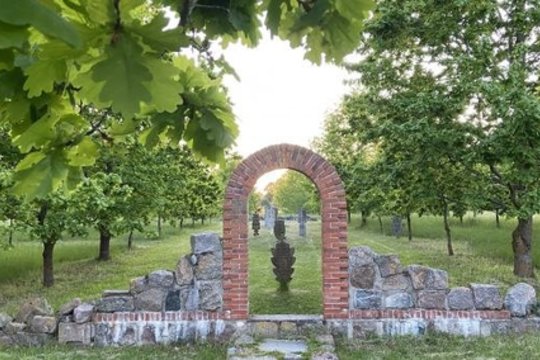 Paslaptingame parke Žemaitijoje – išskirtiniai objektai ir svarbūs Lietuvos istorijos momentai