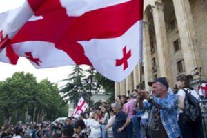 Rinkimams besiruošiančios Gruzijos parlamentas priėmė konstitucines pataisas