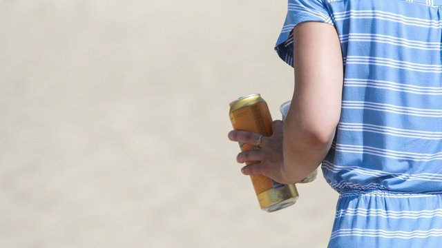 Į Lietuvos paplūdimius vėl grįžta alkoholis: Seimas pritarė švelninti prekybos ribojimus