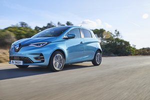 „Renault Zoe“ vienu įkrovimu nuvažiuoja dar toliau: įrodė, kad gali būti rimtas konkurentas