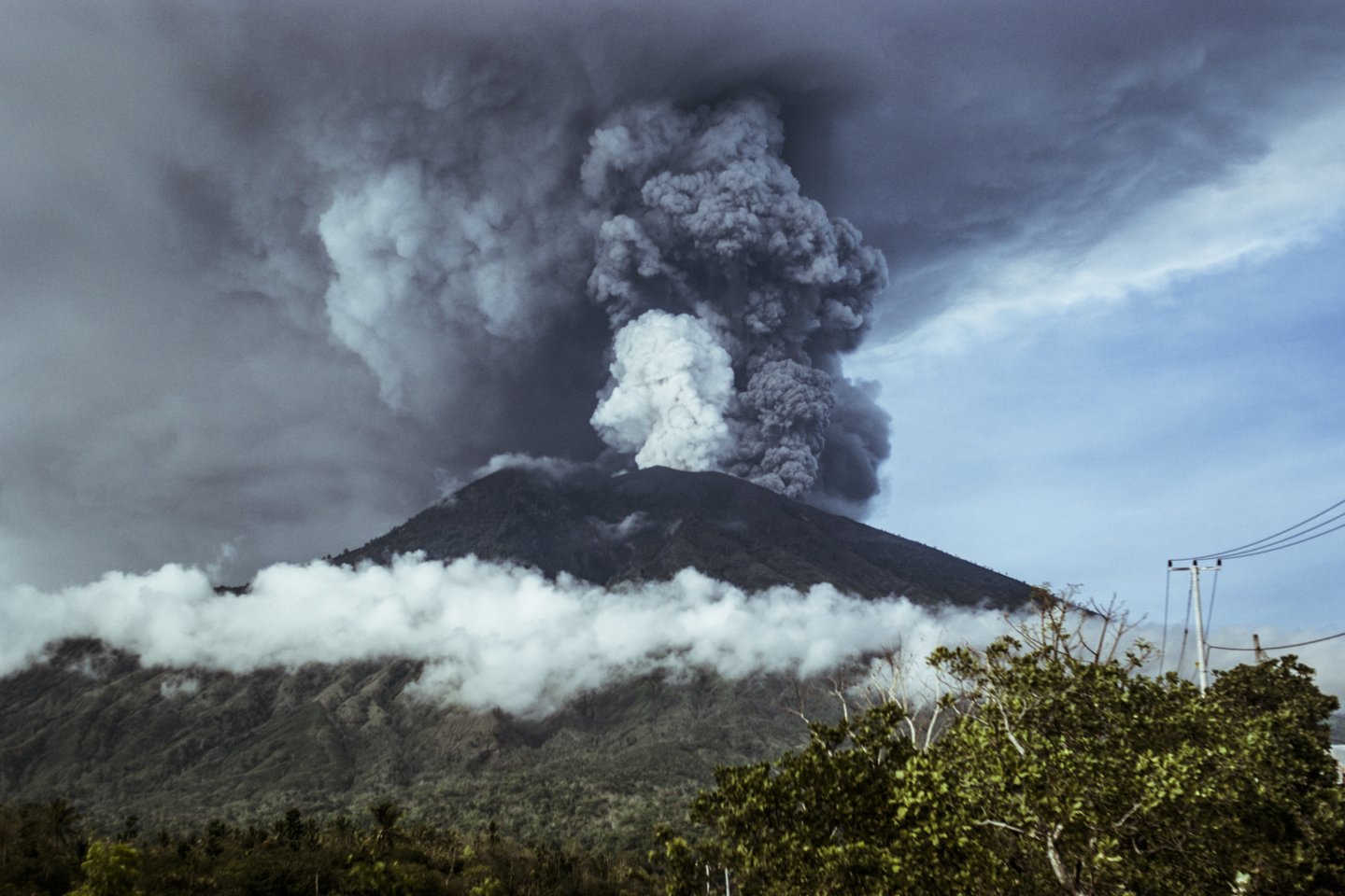  S.Keanas sako, kad kadaise, maždaug 70 000 metais prieš mūsų erą, Tobos ugnikalnis egzistavo Sumatroje, Indonezijoje – ir garu pavertęs uolienas, jas nupūtė 1000 kilometrų (asociatyvinė nuotr.)<br> 123rf nuotr.