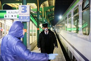 Po naujausio įvežtinio atvejo – specialistų prašymas suklusti: į Lietuvos pajūrį atskridęs asmuo vėliau keliavo traukiniu