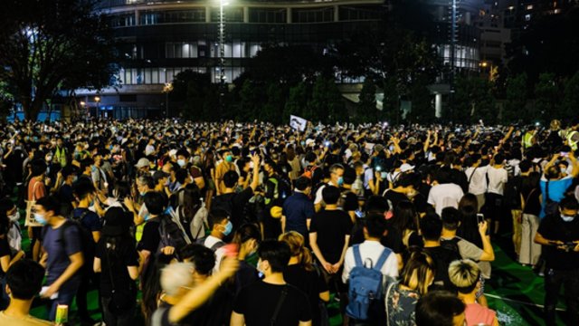 23-iųjų nepriklausomybės metinių minėjimą Honkonge temdo geležinis Pekino kumštis