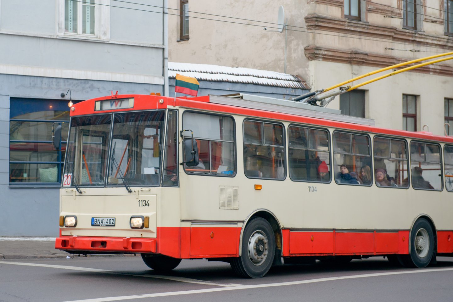 Troleibusas, viešasis transportas, šimtmetis, trispalvė<br>J.Stacevičiaus nuotr.