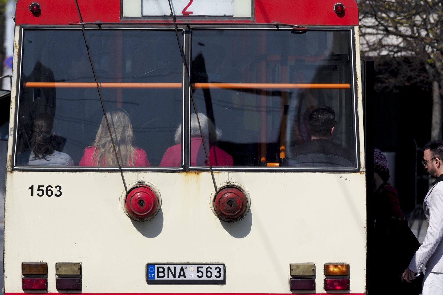 Viešasis transportas,stotelė,keleiviai,troleibusas,autobusas,asociatyvi foto<br>V.Ščiavinsko nuotr.