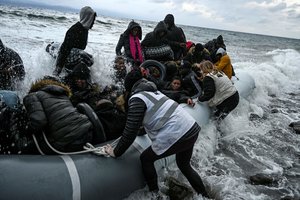 Turkijoje nuskendus 60 migrantų plukdžiusiam laiveliui pareigūnai sulaikė 11 asmenų