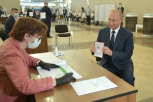 V. Putino referendumas įvyko: iš anksto numatytą sėkmę lydėjo skandalai ir tūkstančiai skundų