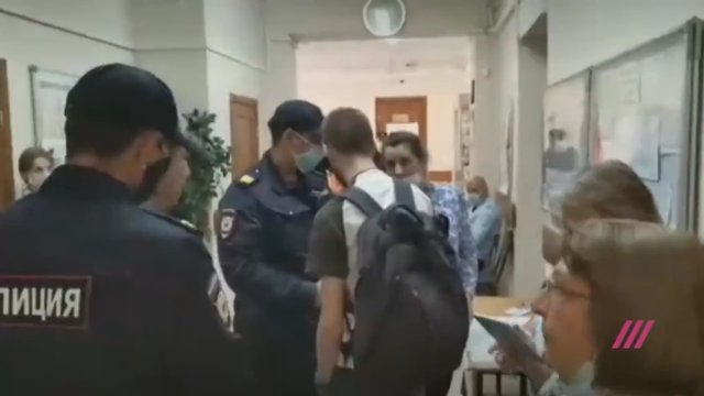 Rusijoje apie balsų klastojimą bandžiusiam išsiaiškinti žurnalistui policininkas sulaužė ranką