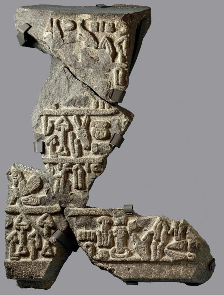 Įrašai luvių kalba ant akmens, rasto netoliese vykusiuose kasinėjimuose.<br>Rytų instituto nuotr.