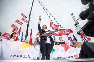 Pasaulio lietuviai ieško saugių būdų giedoti „Tautišką giesmę“ – rengs ir laivų paradą