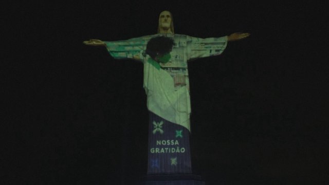 Kristaus Atpirkėjo statula vėl nušvito: ekrane pasirodė medikų ir savanorių nuotraukos 
