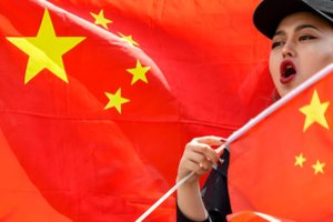 Kinija tūžta dėl Jungtinės Karalystės planų išplėsti pilietybės teises honkongiečiams