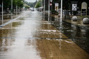 Pajūrį nuplovė galinga liūtis, J. Basanavičiaus gatvė Palangoje virto upe