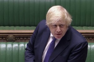 Anglijoje nebebus privaloma izoliacija atvykėliams iš „mažesnės rizikos“ šalių