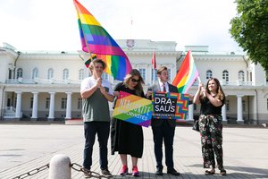Po G. Nausėdos langais – LGBT piketas: reikalauja prisiminti duotą pažadą