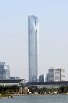 Sudžou tarptautinis finansų centras. 450 metrų, 95 aukštų pastatas užbaigtas 2019 metais.<br>Milkomode [Wikipedia], under license CC BY-SA 4.0 / archdaily.com nuotr.