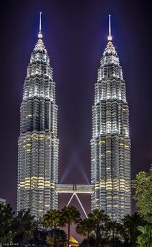 Petronas Twin Tower – 451 m aukščio biurų pastatai dvyniai Malaizijoje, pastatyti 1998 metais.<br>Hadi Zaher [Flickr] under license CC BY 2.0 / archdaily.com nuotr.