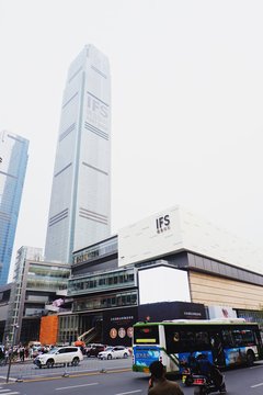 „Changsha IFS Tower T1“ yra 452,1 m aukščio, 94 aukštų dangoraižis Čangšos mieste, Hunane, Kinijoje. Jis pastatytas 2018 metais. <br>Chonnakun Tabtong / Shutterstock / archdaily.com nuotr.