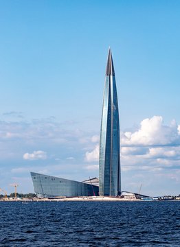 „Lachta Center“ – planuojama, kad 2021 m. tai bus aukščiausias dangoraižis Europoje. Rusijoje 2019 m. pastatytas 462 m aukščio, 87 aukštų pastatas.<br>Ninara [Wikipedia] under license CC BY 2.0 / archdaily.com nuotr.