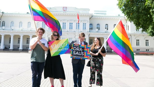 LGBT piketas prie Prezidentūros – reikalauja G. Nausėdos tesėti duotą pažadą