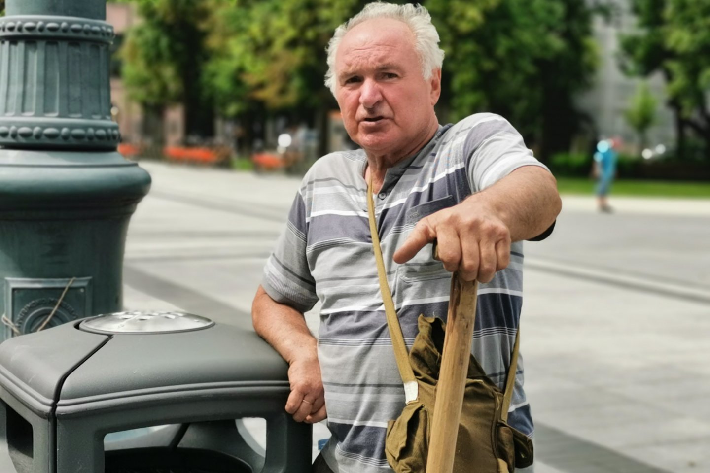 Pliažu Lukiškių aikštėje nepatenkintas vyras iš Šiaulių išpylė maišą fekalijų: pareigūnai bando jį nuraminti.<br>T.Bauro nuotr.