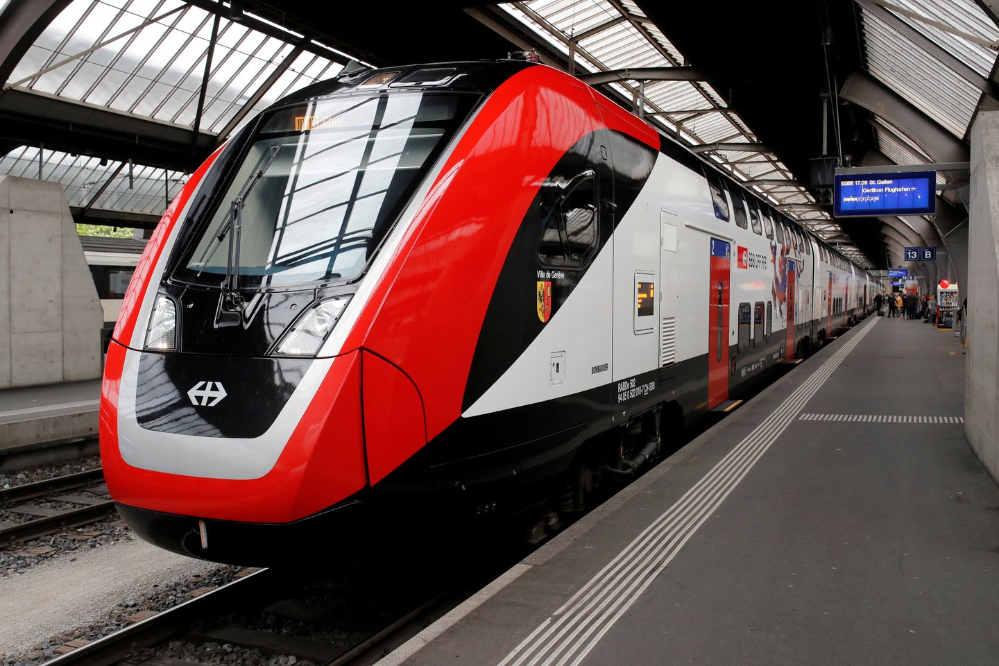  Šveicarijos kalnų tunelyje susidūrus dviem traukiniams nukentėjo keli žmonės.  <br> Reuters/Scanpix nuotr.