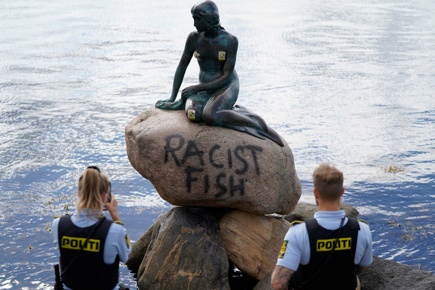  Kopenhagoje esanti garsioji „Undinėlės“ skulptūra penktadienį buvo vėl išniekinta vandalų, tačiau policijos pareigūnai ir apžvalgininkai sutrikę, kas ir kokiu tikslu galėjo tai padaryti.  <br> AFP/Scanpix nuotr.