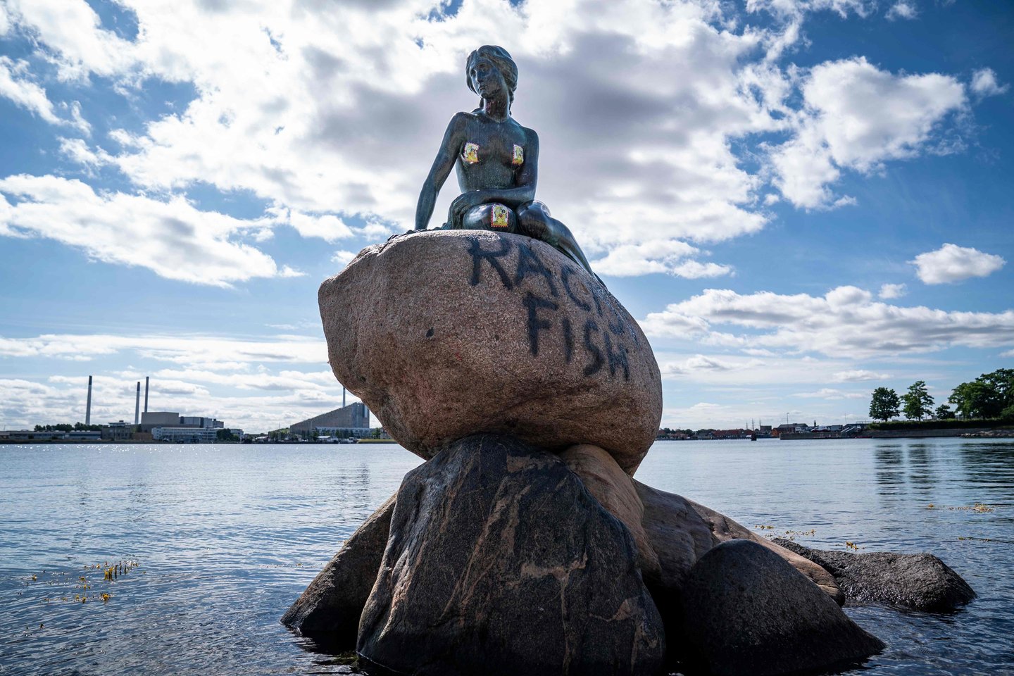  Kopenhagoje esanti garsioji „Undinėlės“ skulptūra penktadienį buvo vėl išniekinta vandalų, tačiau policijos pareigūnai ir apžvalgininkai sutrikę, kas ir kokiu tikslu galėjo tai padaryti.  <br> AFP/Scanpix nuotr.