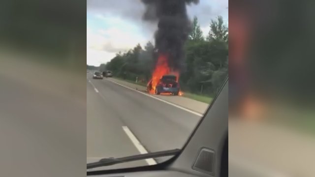 Užfiksavo neįtikėtiną vaizdą: kelyje Klaipėda-Vilnius automobilis degė atvira liepsna