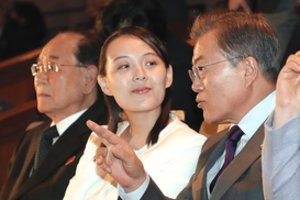 Išnirusi iš šešėlio Šiaurės Korėjos lyderio sesuo svaidosi žaibais