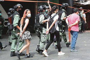 Pekinas supančiojo Honkongo laisvę, o žmonės renkasi – kovoti ar pabėgti?