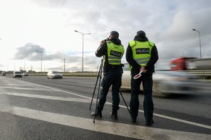 Policija perspėja: ilgąjį šventinį savaitgalį bus mestos gausios pareigūnų pajėgos