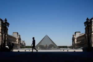 Didžiulių nuostolių patyręs Paryžiaus Luvras vėl atveria duris