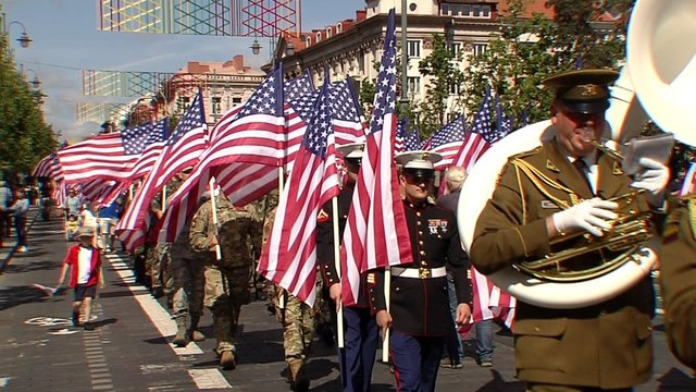 Vilniuje – įspūdingas JAV Nepriklausomybės dienos paradas: amerikiečiams palinkėjo taikos