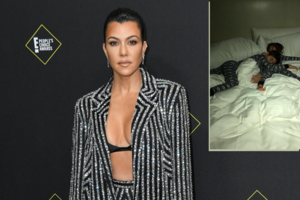 Tris vaikus auginanti Kourtney Kardashian dalijasi patarimu, kaip ilgiau pamiegoti