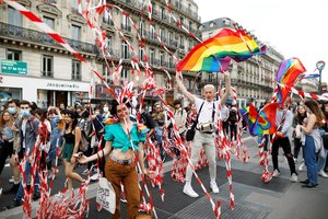 Paryžiuje keli tūkstančiai žmonių susirinko į LGBT eitynes