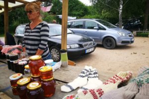 Miško gėrybėmis šalia kelio prekiaujantys dzūkai – apie juodą darbą ir miestiečių elgesį