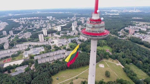 Televizijos bokštą papuošė didžiausia šalies trispalvė