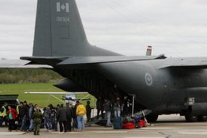 Į Latviją skridusiam Kanados lėktuvui teko grįžti dėl karių įtariamo kontakto su COVID-19