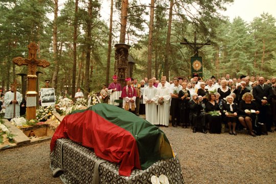 2002 m. Los Andžele mirė poetas Bernardas Brazdžionis (95 m.). Palaidotas Kaune, Petrašiūnų kapinėse.<br>A.Barzdžiaus nuotr.