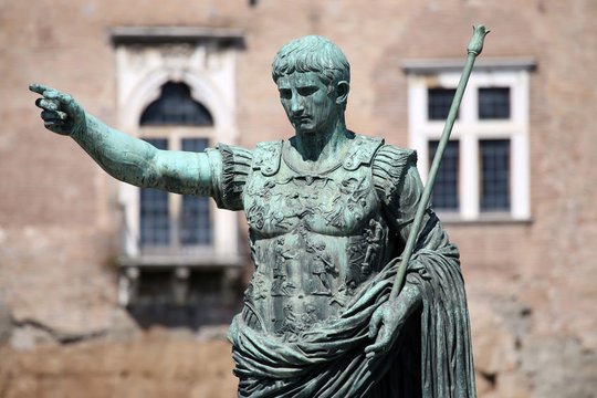 102 ar 100 m. prieš Kristų gimė senovės Romos karvedys, užkariavęs visą Galiją, surengęs sėkmingus žygius į Britaniją ir Germaniją, Gajus Julijus Cezaris. Cezario vardas dėl jo nuopelnų ir galios virto titulu – buvo Romos imperatorių garbės vardu (pirmasis Cezariu po jo mirties pasivadino Augustas), vėliau tapo sosto įpėdinių ir Romos imperatorių titulu.<br>123rf nuotr.