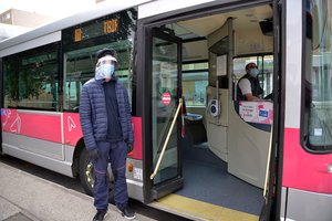 Mirė vairuotojas, užpultas į autobusą neįleistų keleivių be kaukių