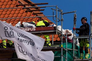 Valdžios išmokos išlepino? Bedarbių – vis daugiau, o dirbti norinčių nėra